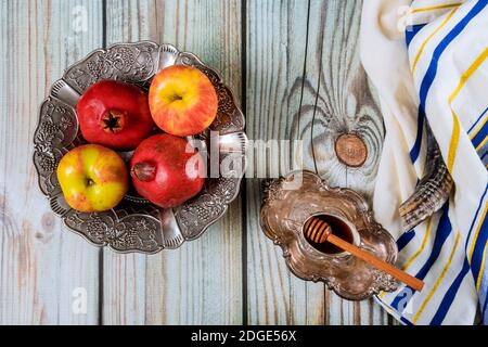 Shofar und Tallit mit Glashonig und frischen reifen Äpfeln. Jüdische Neujahr Symbole. Rosh hashanah Stockfoto