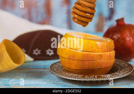 Shofar und Tallit mit Glashonig und frischen reifen Äpfeln. Jüdische Neujahr Symbole. Rosh hashanah Stockfoto