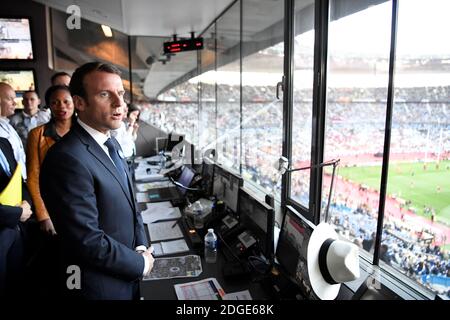 Der französische Präsident Emmanuel Macron sieht sich am 4. Juni 2017 das Finale der französischen Top 14 Rugby Union Clermont gegen Toulon im Stade de France in Saint-Denis vor Paris an. Foto von Christophe Simon/Pool/ABACAPRESS.COM Stockfoto