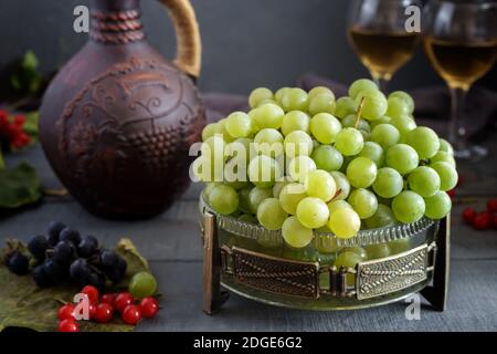 Trauben und Wein in eine Karaffe und Gläser Stockfoto