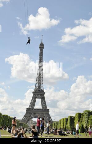 Perrier startet eine Zip-Line von der zweiten Etage des Eiffelturms zur L’Ecole Militaire, um Roland Garros am 5. Juni 2017 in Paris, Frankreich, zu feiern. Foto von Alain Apaydin/ABACAPRESS.COM Stockfoto