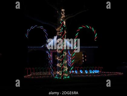 Sacramento, Kalifornien, USA. Dezember 2020. Die Weihnachtslichter der Fab 40s sind der bekannteste Ort, um die Weihnachtsvorstellung der Bewohner von Sacramento zu erkunden, selbst während der Pandemien von Covid-19 Stockfoto
