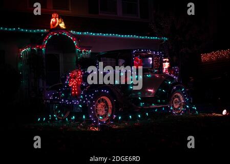 Sacramento, Kalifornien, USA. Dezember 2020. Die Weihnachtslichter der Fab 40s sind der bekannteste Ort, um die Weihnachtsvorstellung der Bewohner von Sacramento zu erkunden, selbst während der Pandemien von Covid-19 Stockfoto