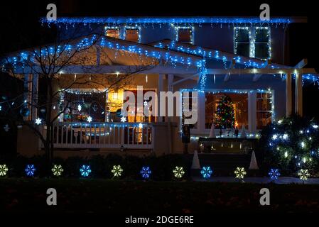 Sacramento, Kalifornien, USA. Dezember 2020. Die Weihnachtslichter der Fab 40s sind der bekannteste Ort, um die Weihnachtsvorstellung der Bewohner von Sacramento zu erkunden, selbst während der Pandemien von Covid-19 Stockfoto