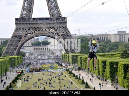 Perrier startet eine Zip-Line von der zweiten Etage des Eiffelturms zur L’Ecole Militaire, um Roland Garros am 5. Juni 2017 in Paris, Frankreich, zu feiern. Foto von Alain Apaydin/ABACAPRESS.COM Stockfoto