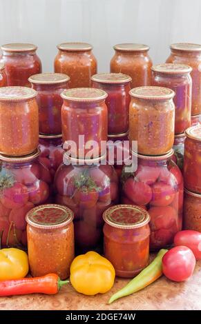 Home Canning: eingemachtes Gemüse in Gläsern Stockfoto