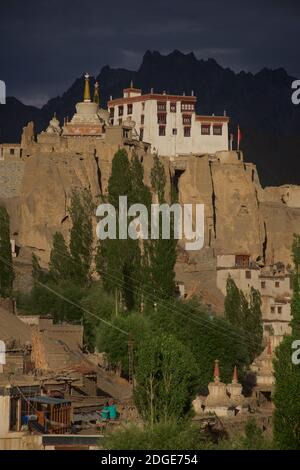 Lamayuru Kloster auf einem Hügel mit Blick auf Lamayouro Stadt, Leh District, Ladakh, Jammu und Kaschmir, Nordindien. Sonnenlicht am späten Nachmittag. Stockfoto