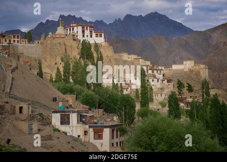 Lamayuru Kloster auf einem Hügel mit Blick auf Lamayouro Stadt, Leh District, Ladakh, Jammu und Kaschmir, Nordindien. Sonnenlicht am späten Nachmittag. Stockfoto