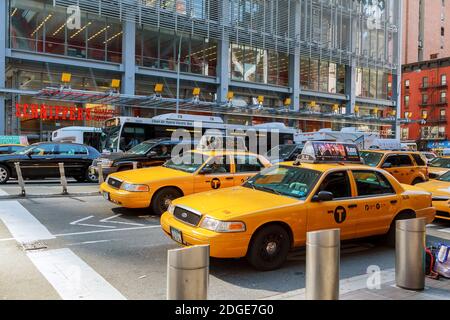 NEW YORK CITY - Jujy 02, 2018: Ein Taxi fährt die Straße entlang Yellow Taxi in New York Stockfoto