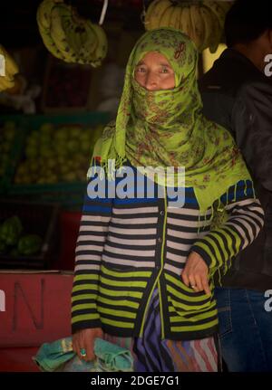 Frau in Kopftuch aus dem überwiegend muslimischen Kargil-Gebiet von Ladakh, Einkaufen in einem Dorfladen am Stadtrand von Kargil, Jammu und Kaschmir, in Stockfoto