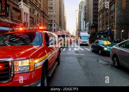 NEW YORK CITY - Jujy 02, 2018: Feuerwehr Pumpen Kraftstoff aus dem Auto nach dem Unfall Stockfoto