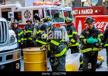 NEW YORK CITY - Jujy 02, 2018: Feuerwehr Pumpen Kraftstoff aus dem Auto nach dem Unfall Stockfoto