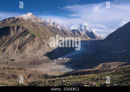 Der Drang-Drung-Gletscher (auch Durung Drung-Gletscher genannt) Ist ein Berggletscher in der Nähe des Pensi La Gebirgspass Auf der Kargil - Zanaskar Road in der Stockfoto