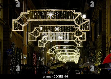 Rom, Italien. Dezember 2020. Die Lichter der Via Condotti Kredit: Unabhängige Fotoagentur/Alamy Live Nachrichten Stockfoto