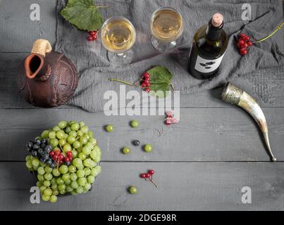 Eine Flasche Wein, Trauben und Wein in eine Karaffe und Gläser. Stockfoto