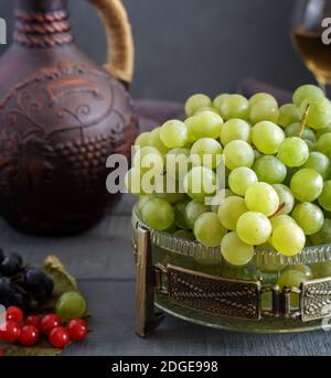 Trauben und Wein in eine Karaffe und Gläser Stockfoto