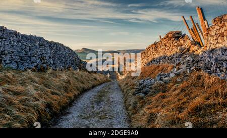 Goat Scar Lane oberhalb von Stainforth in Ribblesdale, North Yorkshire mit Smearset Scar im Hintergrund Stockfoto