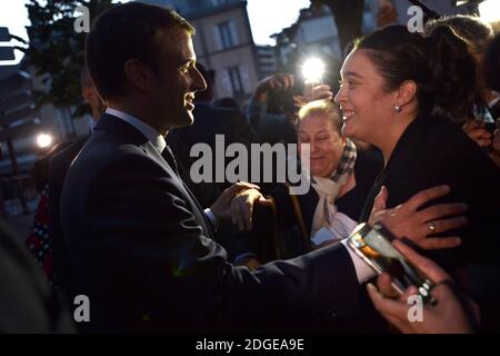 Der französische Präsident Emmanuel Macron trifft am 9. Juni 2017 die Menschenmenge in der Innenstadt von Limoges. Foto von Lionel Hahn/ABACAPRESS.com Stockfoto