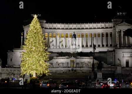 Rom, Italien. Dezember 2020. Der Weihnachtsbaum auf der Piazza Venezia Credit: Independent Photo Agency/Alamy Live News Stockfoto