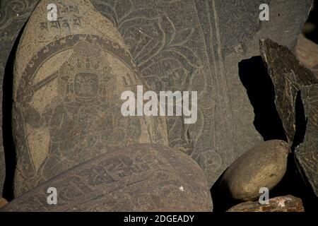 Gebetsteine mit einer buddhistischen Gottheit. Padum, Zanskar Valley, Ladakh, Jammu und Kaschmir, Nordindien Stockfoto