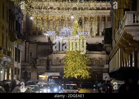 Rom, Italien. Dezember 2020. Der Weihnachtsbaum auf der Piazza Venezia Credit: Independent Photo Agency/Alamy Live News Stockfoto