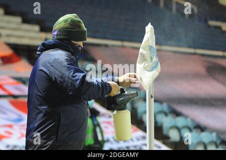 Peterborough, Großbritannien. Dezember 2020. Peterboroughs Mitarbeiter desinfizieren Flaggen während des EFL Trophy-Spiels zwischen Peterborough und West Ham United in London Road, Peterborough am Dienstag, den 8. Dezember 2020. (Kredit: Ben Pooley - MI News) Kredit: MI Nachrichten & Sport /Alamy Live Nachrichten Stockfoto