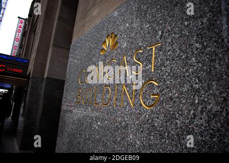 Nahaufnahme des Comcast Building Schild in New York City Stockfoto