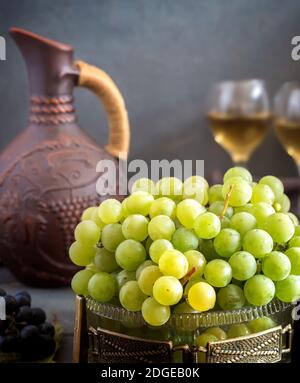 Trauben und Wein in eine Karaffe und Gläser Stockfoto