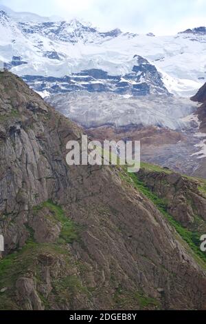 Himalayan Berggletscher in der Nähe der Pensi La Bergpass auf der Kargil - Zanaskar Road in der Kargil Bezirk Ladakh, Jammu & Kashmir, Nordindien. Stockfoto