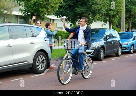 Der französische Präsident Emmanuel Macron und seine Frau Brigitte Macron fahren am 10. Juni 2017 mit dem Fahrrad in Le Touquet, Nordfrankreich. Foto von ABACAPRESS.COM Stockfoto