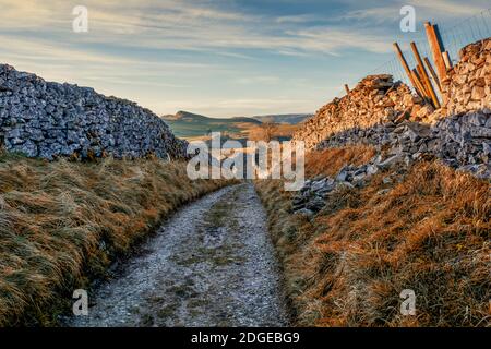 Goat Scar Lane oberhalb von Stainforth in Ribblesdale, North Yorkshire mit Smearset Scar im Hintergrund Stockfoto