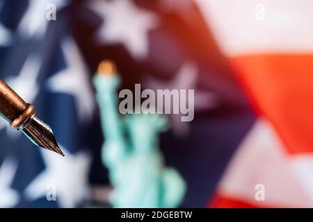 Amerikanische Flagge und die Freiheitsstatue Hintergrund weichen Fokus Für Füllfederhalter Stockfoto