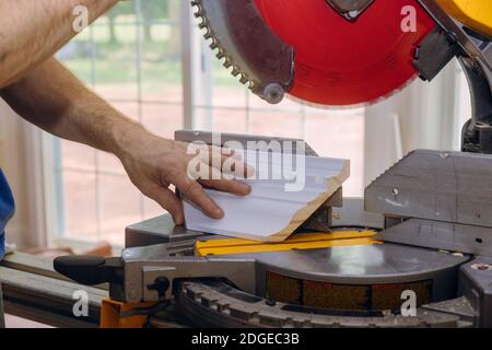 Kreissäge Schneiden neue Krone Formteil für Renovierung Haus unter Konstruktion Stockfoto