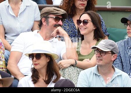 Jean Dujardin und seine Frau Nathalie Pechalat nehmen am 11. Juni 2017 an den French Tennis Open in Roland Garros in Paris Teil. Foto von Laurent Zabulon/ABACAPRESS.COM Stockfoto