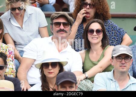 Jean Dujardin und seine Frau Nathalie Pechalat nehmen am 11. Juni 2017 an den French Tennis Open in Roland Garros in Paris Teil. Foto von Laurent Zabulon/ABACAPRESS.COM Stockfoto