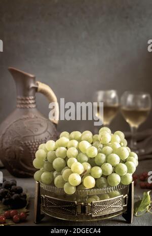 Trauben und Wein in eine Karaffe und Gläser Stockfoto