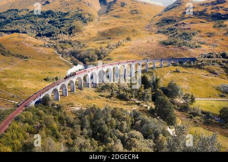 Dampfzug auf Glenfinnan Viadukt in Schottland im August 2020, nachbearbeitet mit Expositionsbracketing Stockfoto