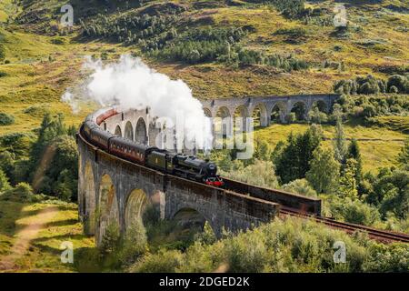 Dampfzug auf Glenfinnan Viadukt in Schottland im August 2020, nachbearbeitet mit Expositionsbracketing Stockfoto