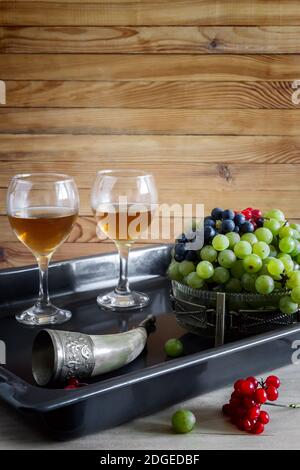 Trauben, Wein Horn und Wein in Gläsern Stockfoto