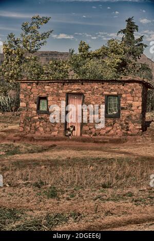 In lesotho Straße Dorf in der Nähe von Berg Stockfoto