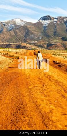 In lesotho Straße Dorf in der Nähe von Berg Stockfoto