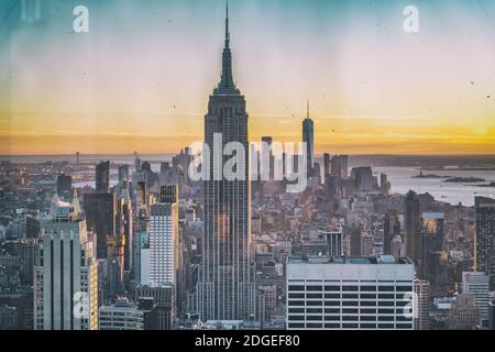 Atemberaubende Aussicht auf die Skyline von Manhattan von einem Aussichtspunkt aus Stockfoto