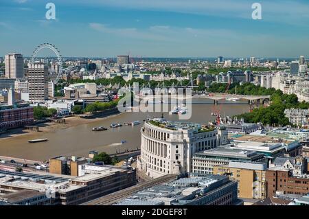 Luftaufnahme von London mit Gebäuden entlang der Themse Sommer Stockfoto