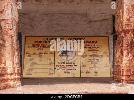 Hampi, Karnataka, Indien - 4. November 2013: Virupaksha Temple Complex. Kaiser von Vijayanagara Familie Baumtafel auf dem Display. Stockfoto