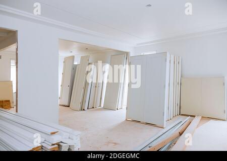 Neues Haus Installation Material für Reparaturen in einer Wohnung ist im Bau, Umbau, Wiederaufbau und Renovierung Tür Stockfoto