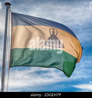 Im wolkigen Himmel winkende Flagge Stockfoto