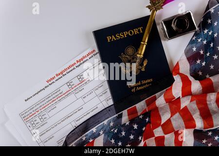 US-Wahlregistrierungsformular für Präsidentschaftswahlen mit Flagge von USA und Reisepass Stockfoto