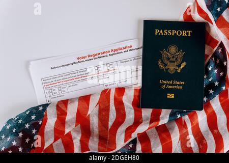 US-Pass der amerikanischen Stimme Anmeldeformular für Präsidenten Wahl mit Flagge der USA Stockfoto