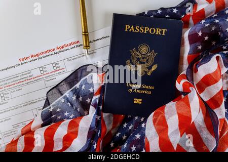 Registrierung American Vote mit USA Pass von American Flag abgedeckt Stockfoto