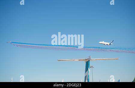 Patrouille de France Jets und ein Airbus A380 führen am 18. Juni 2017 am Vorabend der Eröffnung der Internationalen Paris Air Show eine Trainingsflugschau in Le Bourget durch. FOTO ELIOT BLONDT/ABACAPRESS.COM Stockfoto